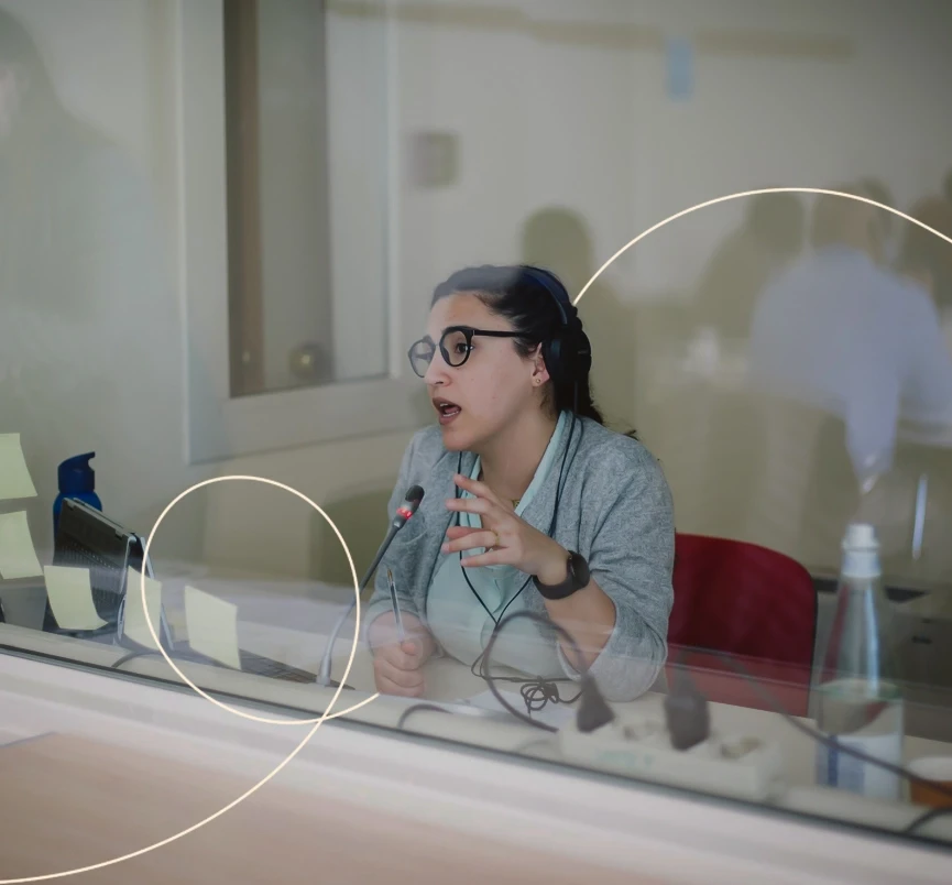 Elissa Lattouf, interprète et traductrice dans une cabine de traduction simultanée PF